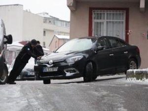 Şişli’deki ara sokaklarda buzlanma tehlike yarattı