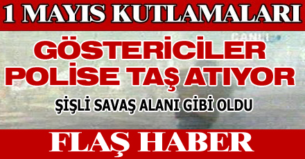 Göstericiler polise taş atıyor