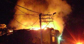 Beyoğlu'nda yarı ahşap bina alev alev yandı