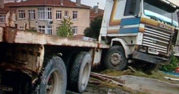 TIR kazası TEM'i tıkadı