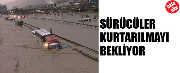 SÜRÜCÜLER KURTARILMAYI BEKLİYOR