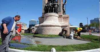 Taksim'de çakıl taşları çim oldu!