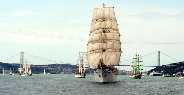 İstanbul Boğazı'nda görsel şölen!