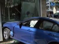 Şişli'de otomobil bankaya çarparak durabildi