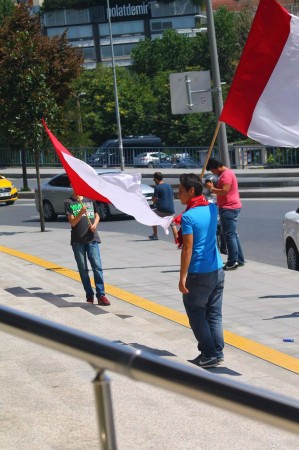 Halide Edip taraftarlarından Emir Sarıgül’e protes 5