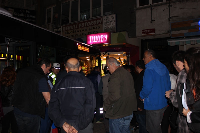 Halk Otobüsü İşyerine Girerek Durdu! 12