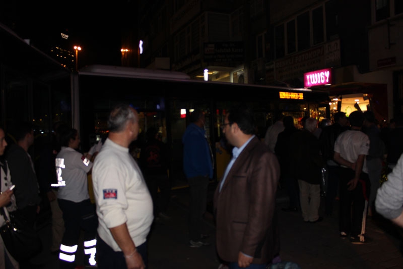 Halk Otobüsü İşyerine Girerek Durdu! 6