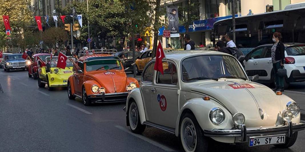 Şişli’de klasik otomobiller Cumhuriyet Bayramı geçit töreni gerçekleştirdi 1