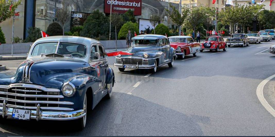 Şişli’de klasik otomobiller Cumhuriyet Bayramı geçit töreni gerçekleştirdi 10