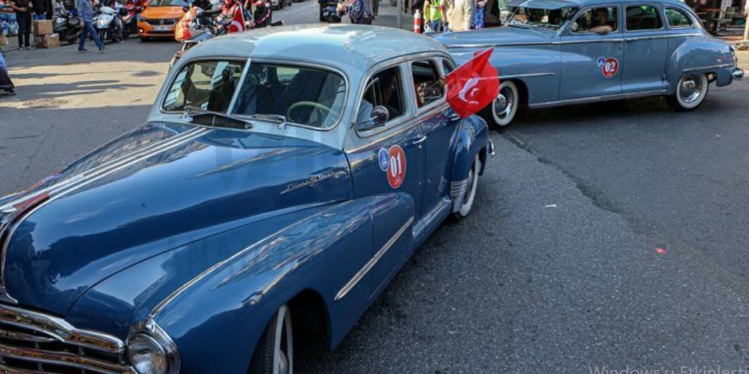 Şişli’de klasik otomobiller Cumhuriyet Bayramı geçit töreni gerçekleştirdi 11
