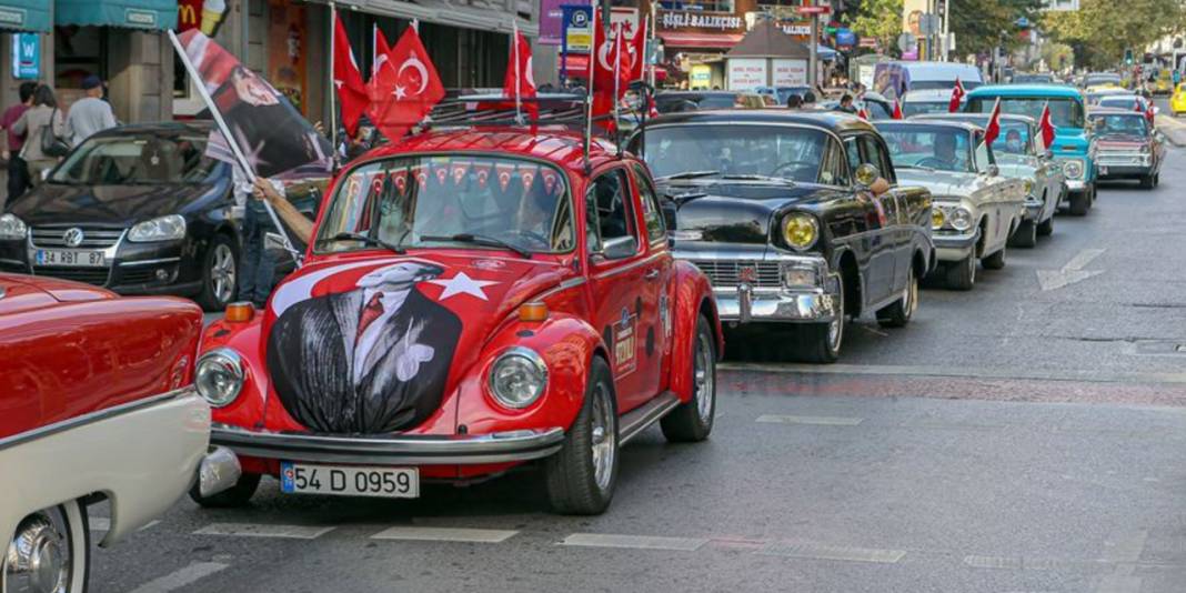 Şişli’de klasik otomobiller Cumhuriyet Bayramı geçit töreni gerçekleştirdi 2