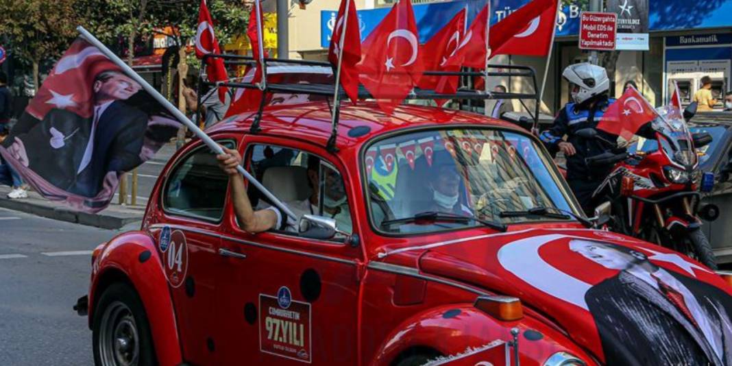 Şişli’de klasik otomobiller Cumhuriyet Bayramı geçit töreni gerçekleştirdi 3