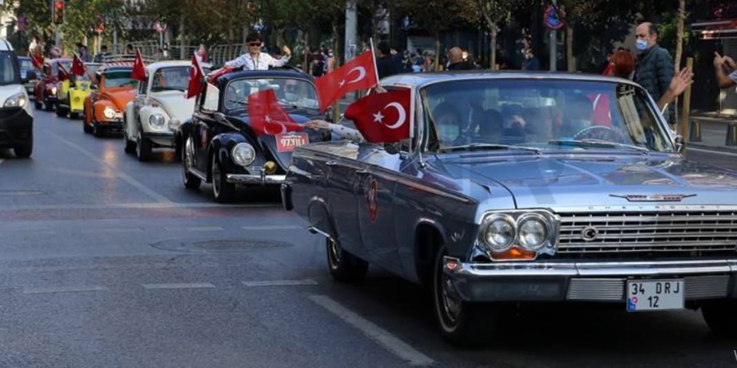 Şişli’de klasik otomobiller Cumhuriyet Bayramı geçit töreni gerçekleştirdi 4