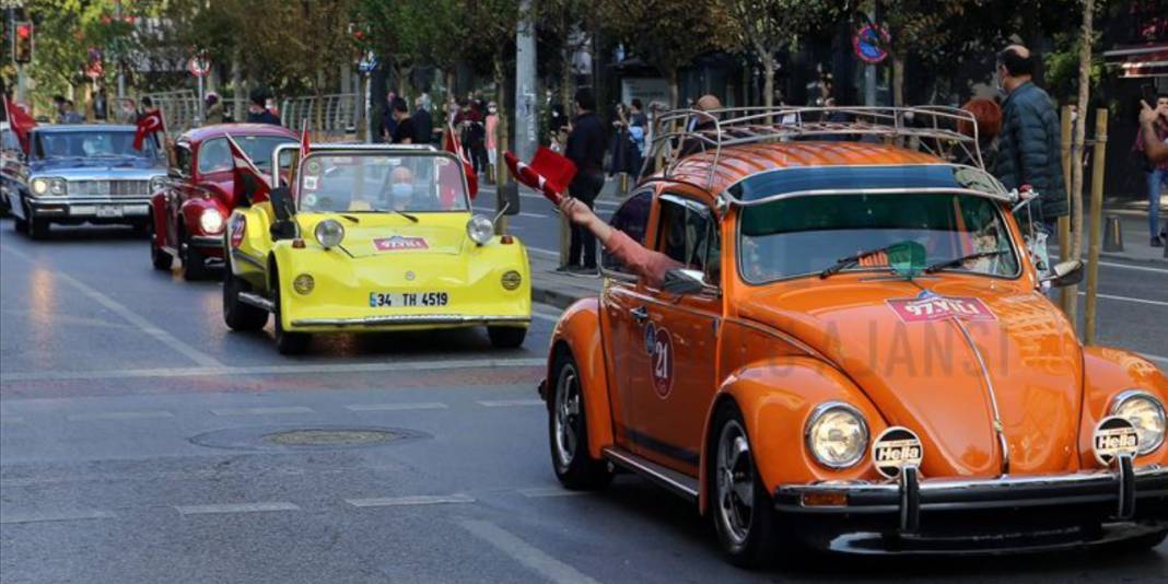 Şişli’de klasik otomobiller Cumhuriyet Bayramı geçit töreni gerçekleştirdi 5