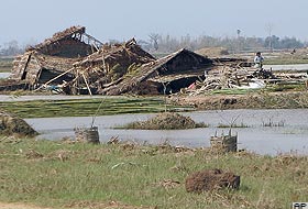 Myanmar'a yardım taşıyan bir gemi battı