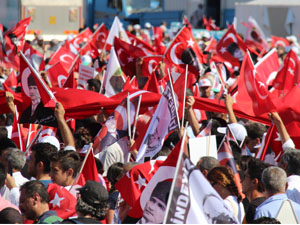 Miting alanı kırmızı, beyazdı.