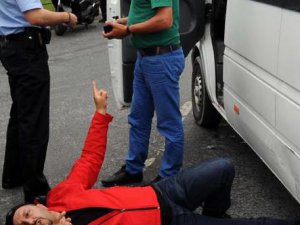 Şişli'de şerit değiştiren minibüs, motosiklete çarptı..!