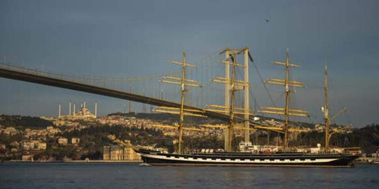 İstanbul Boğazı'ndan tarihi gemi geçti