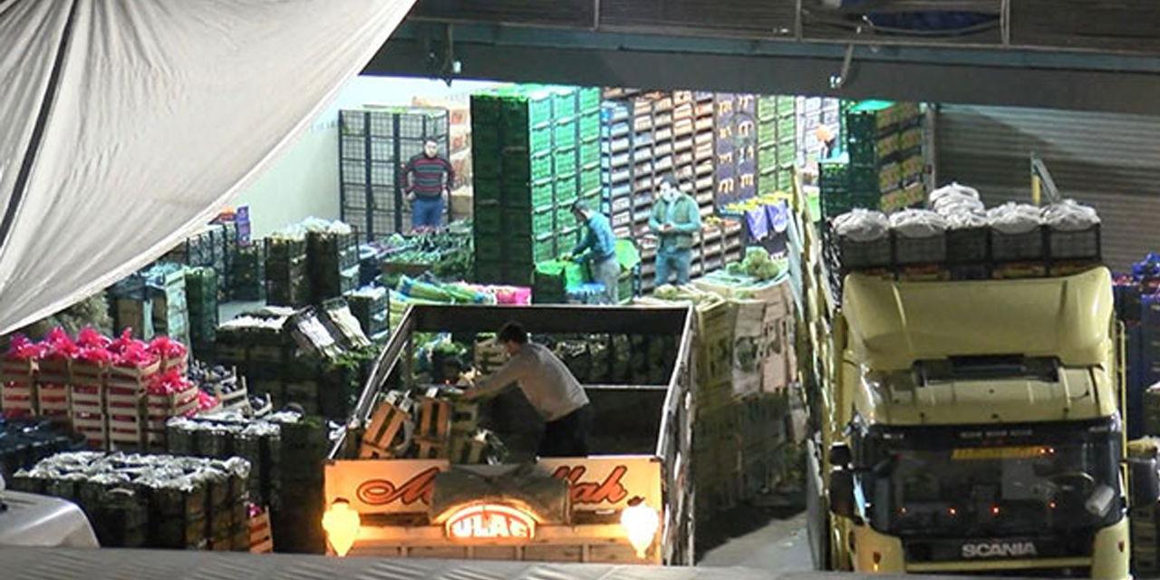 Bayrampaşa halinde meyve sebze sevkiyatı başladı