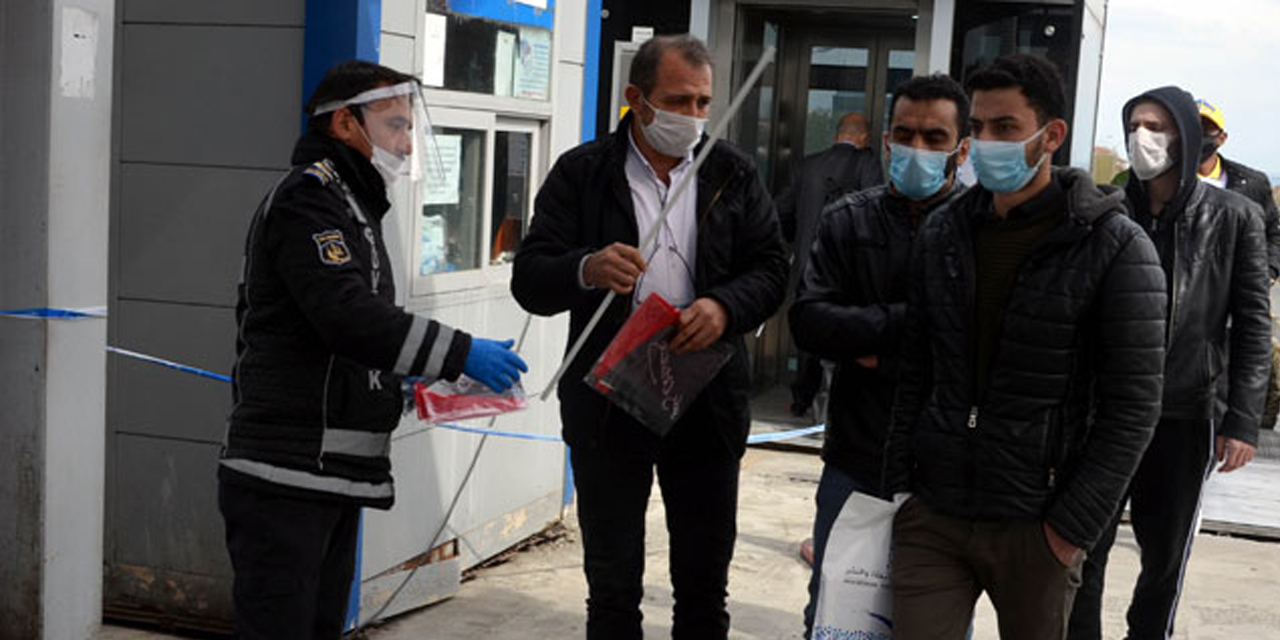 Metrobüs yolcularına bayrak dağıtıldı