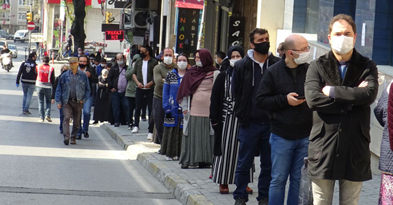 Avcılar'da PTT önündeki kuyruk metrelerce uzadı