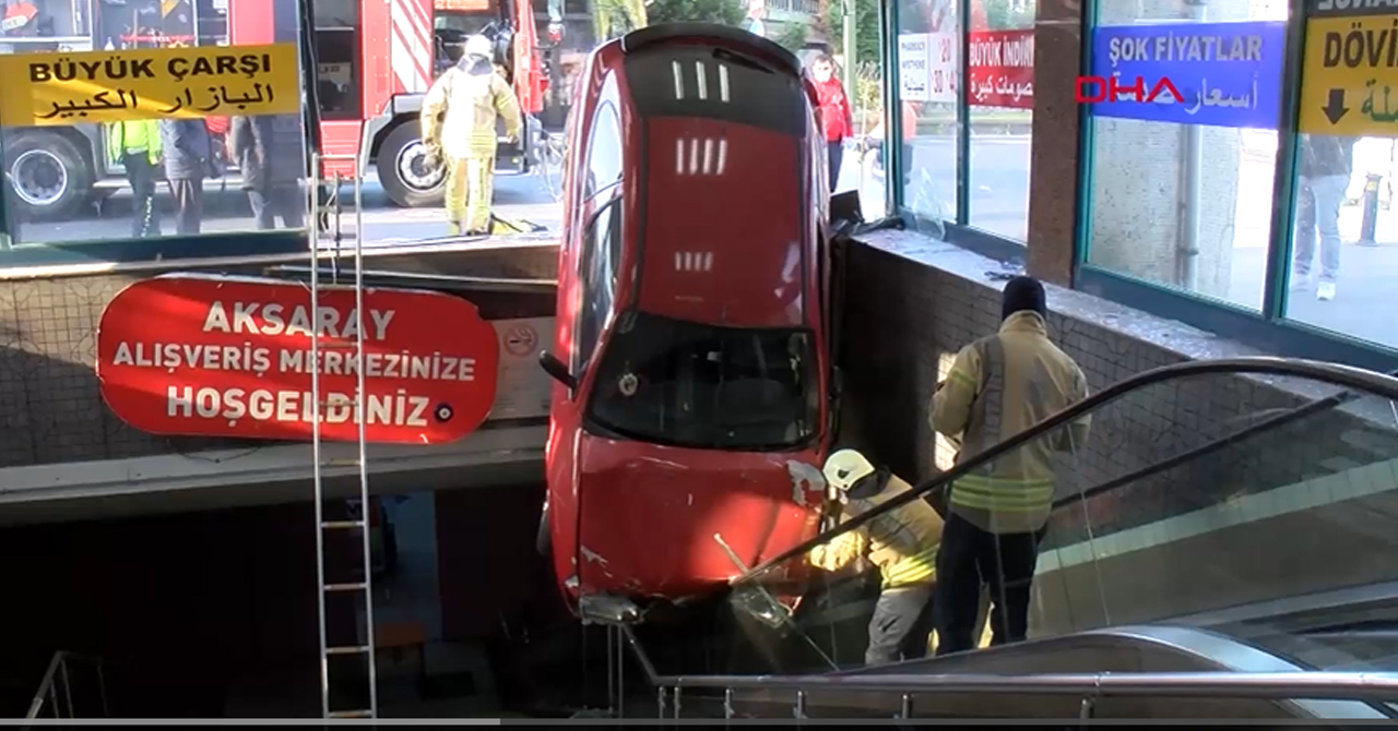 Fatih’te Aksaray yeraltı çarşısına otomobil düştü!