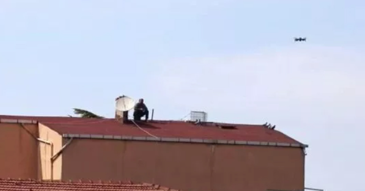 Sultanbeyli’de hava almak istedi, polis dronu engel oldu!