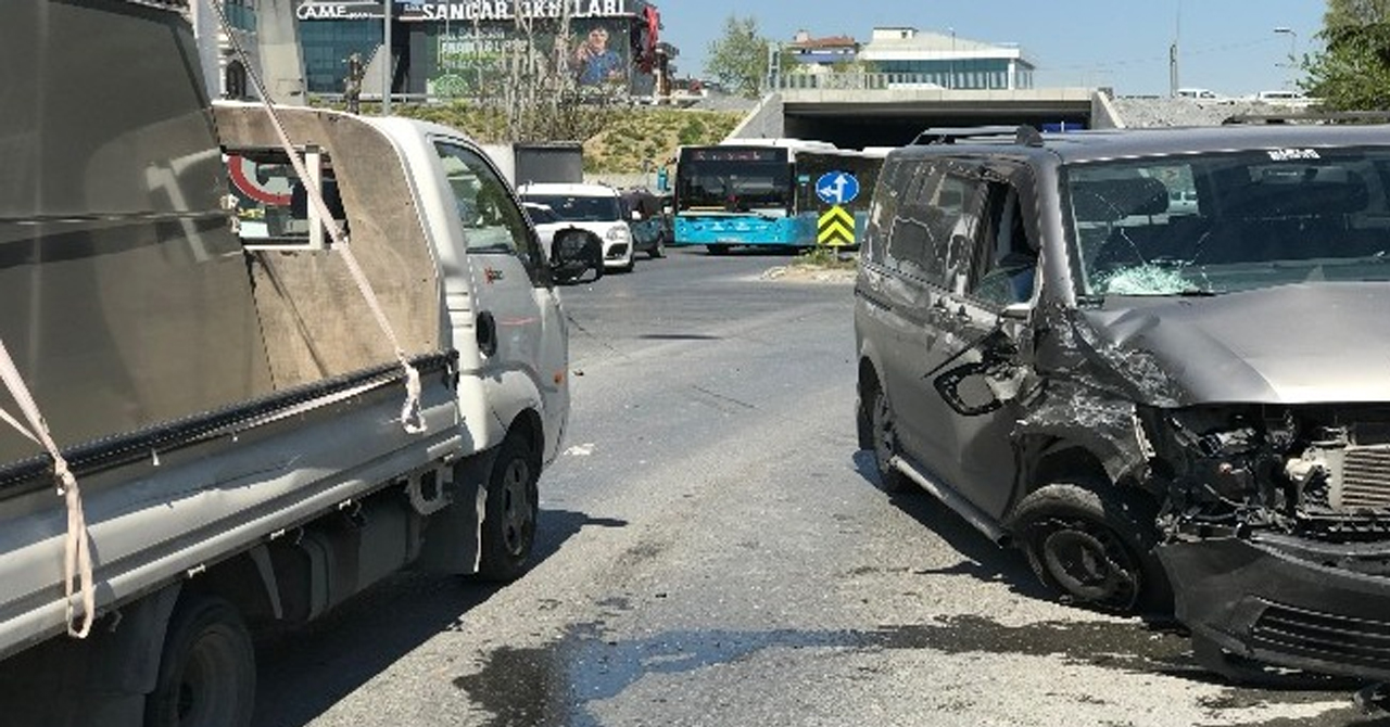 Gaziosmanpaşa'da 3 araç birbirine girdi!