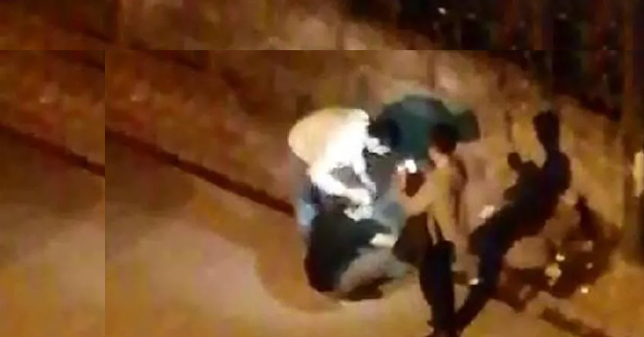 Sultangazi'de sokak ortasında tıraş oldular!