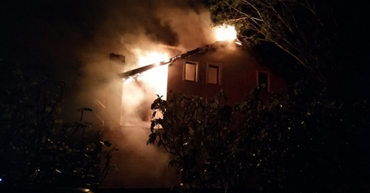 İstanbul'da yıldırım düşen binanın çatısı yandı