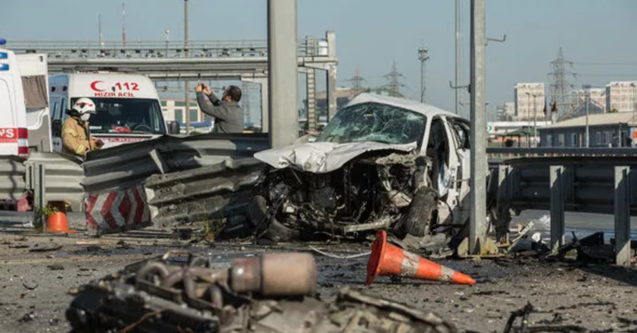 Küçükçekmece’de feci kazada sürücü araçta sıkıştı!