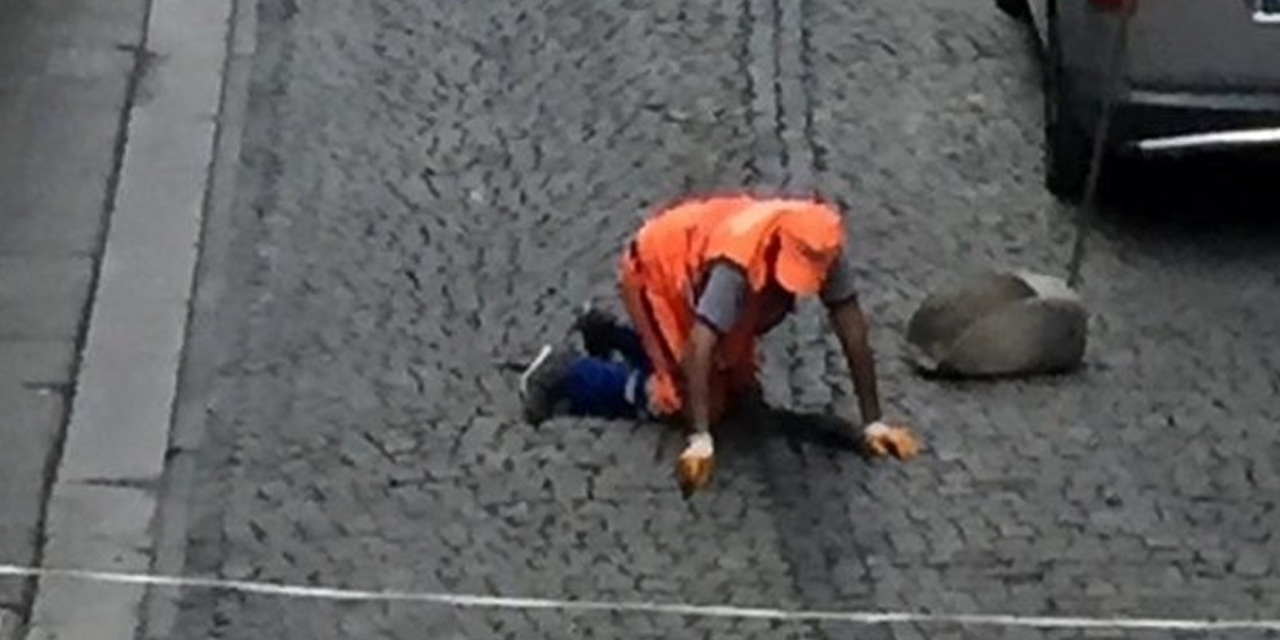 Kaldırım taşı arasındaki izmariti çıkartmaya çalışıyor!