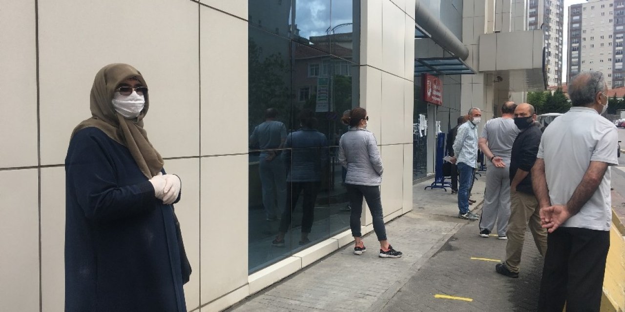 İstanbul'da 'Seyahat İzin Belgesi' alabilmek için uzun kuyruklar oluştu