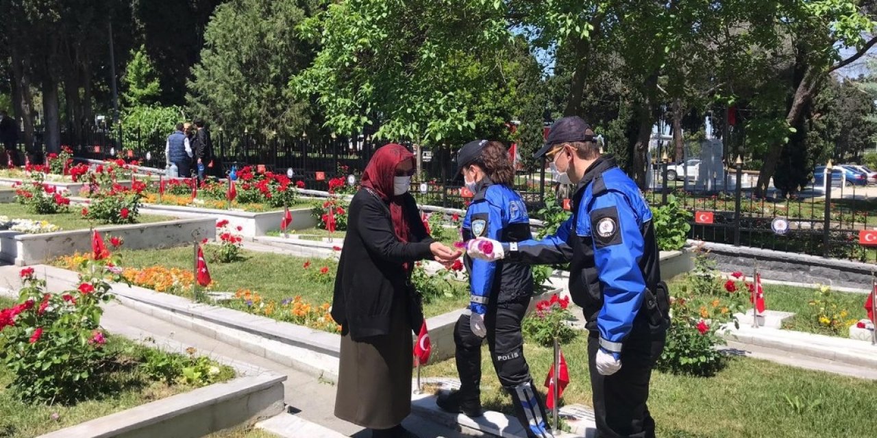 İstanbul Polisi Edirnekapı Şehitliği’nde şehit yakınlarını yalnız bırakmadı