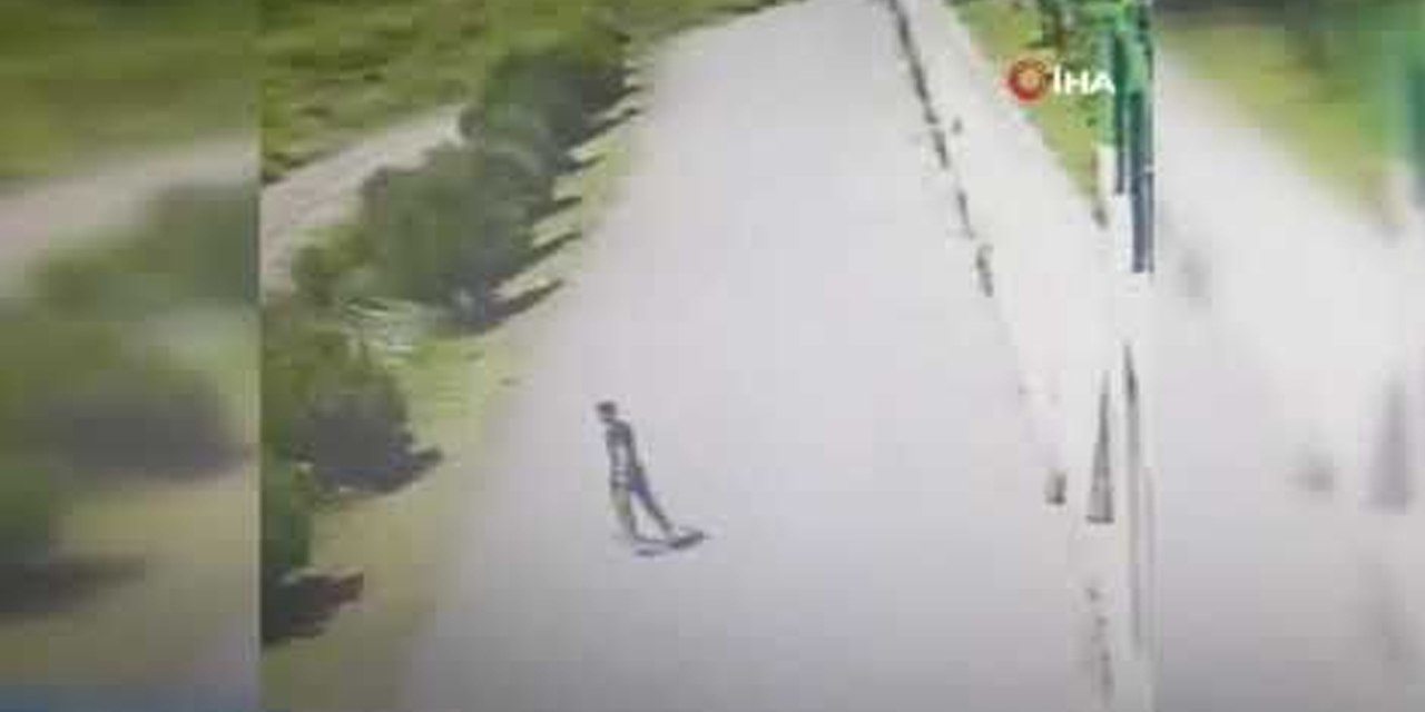 Esenyurt'ta bir şahıs halı sahada kediyi öldüresiye dövdü