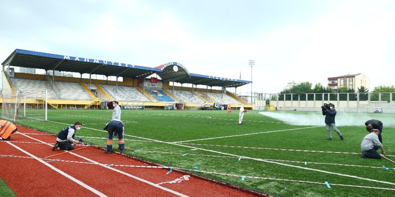 İstanbul Bağcılar'daki Mahmutbey Stadyumu'nda Cuma Namazı hazırlığı