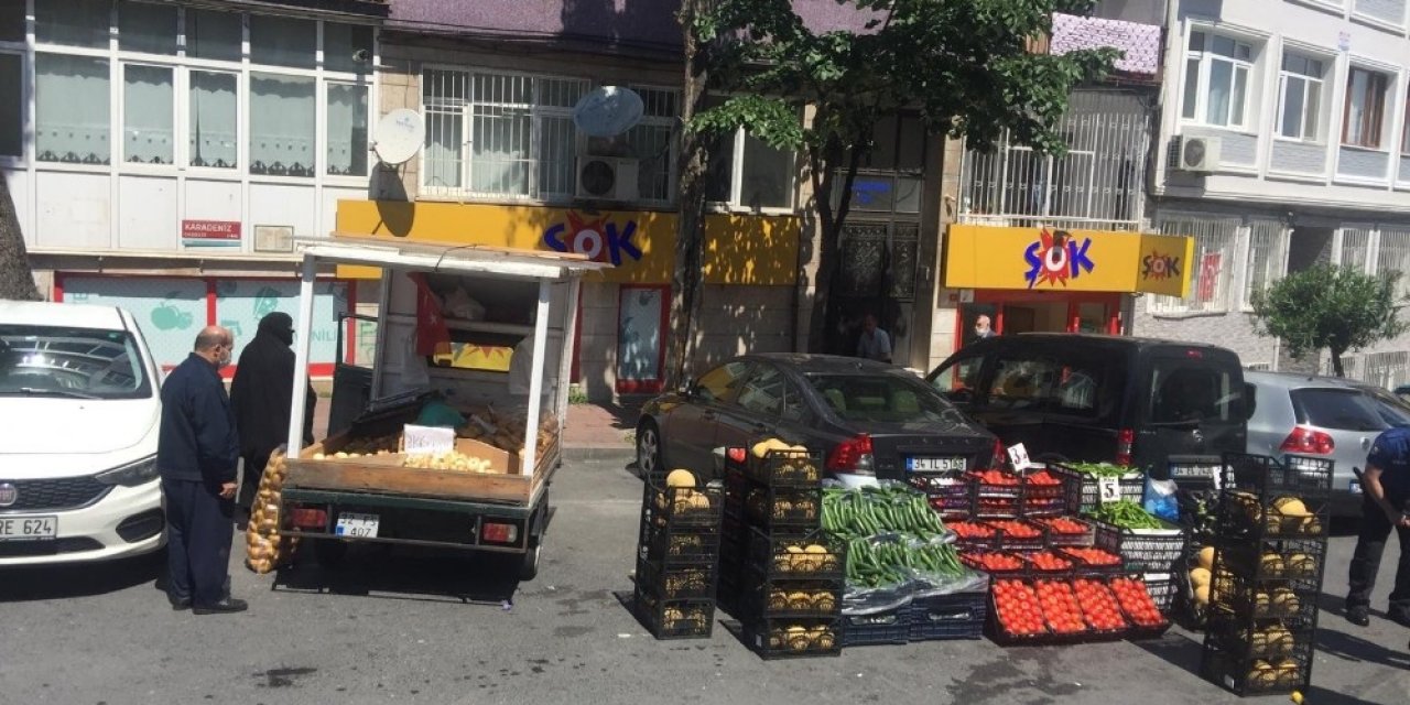 Fatih'te kısıtlamaya rağmen pazarcılar tezgah kurdu.