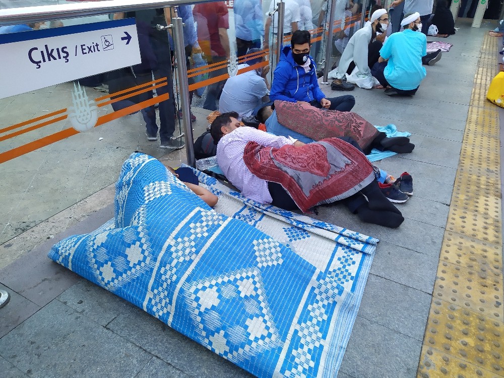 Vatandaşlar erken saatte Ayasofya’ya akın etti