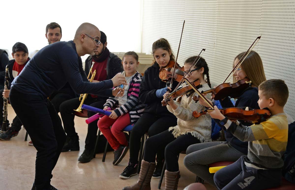 Çocukları sanatla buluşturan müzisyen