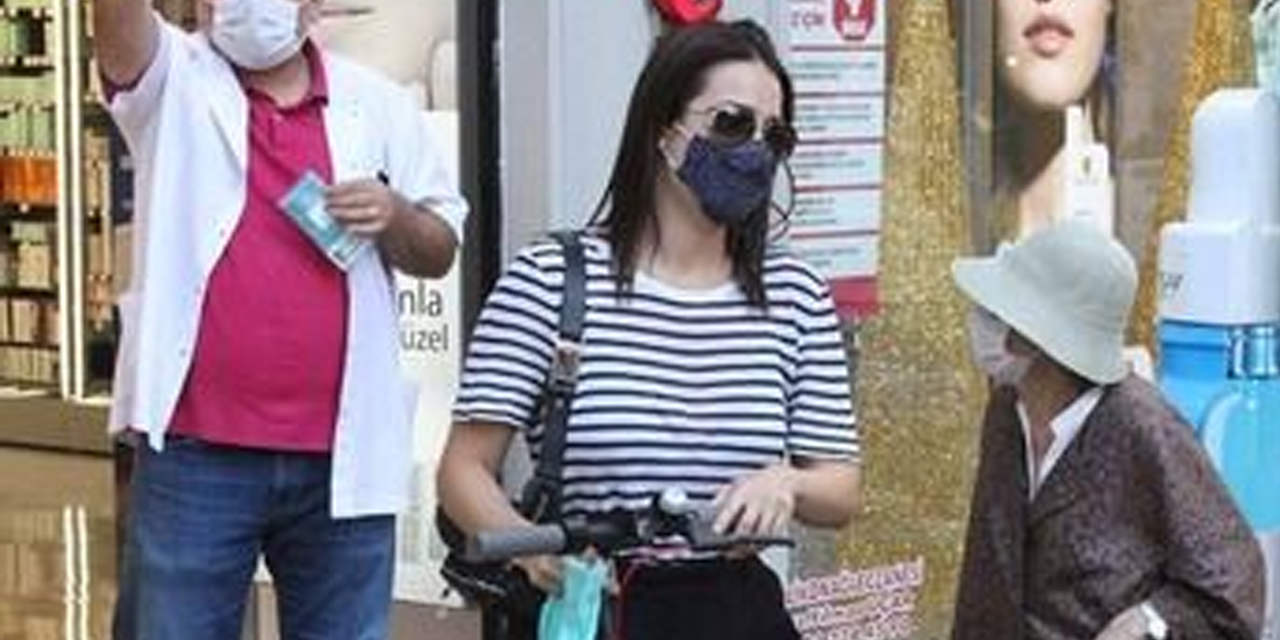İrem Sak, Nişantaşı’nda scooter kullanırken görüntülendi