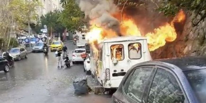 Şişli Dereboyu Caddesi’nde park halindeki iki minibüs yandı!