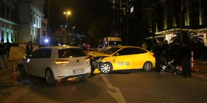 Şişli Harbiye'de taksi ile otomobil kafa kafaya çarpıştı