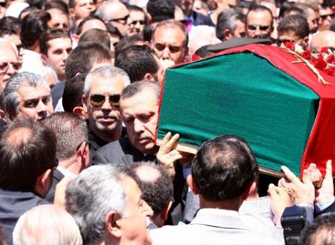 Devletin omuzunda son yolculuğuna uğurlandı