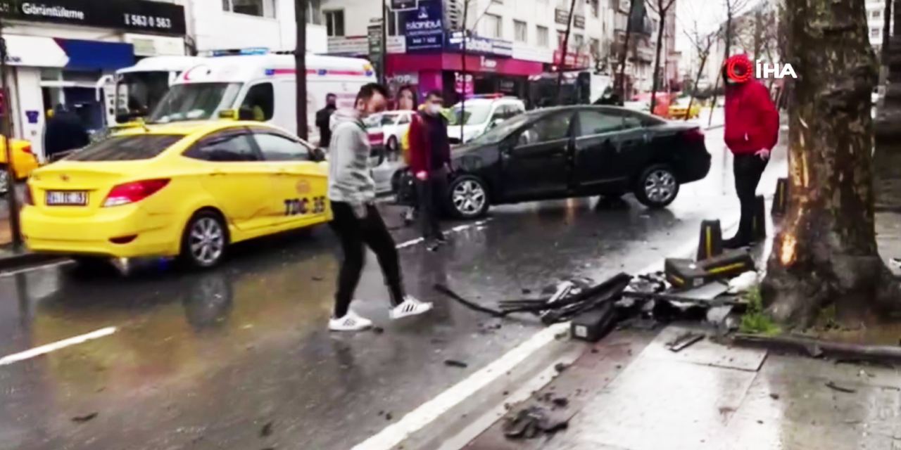 Şişli Büyükdere’deki kazadaki yan yatan aracı vatandaşlar düzeltti!