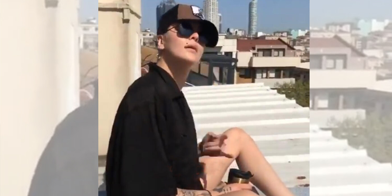 Model Senem Kuyucuoğlu, Nişantaşı’ndaki evinin çatısında güneşlendi!