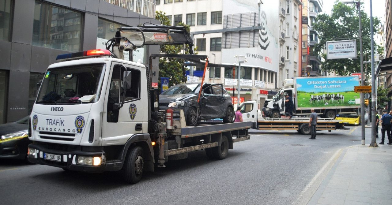 Nişantaşı Rumeli Caddesi’nde kamyonet ile otomobil çarpıştı: 3 yaralı!