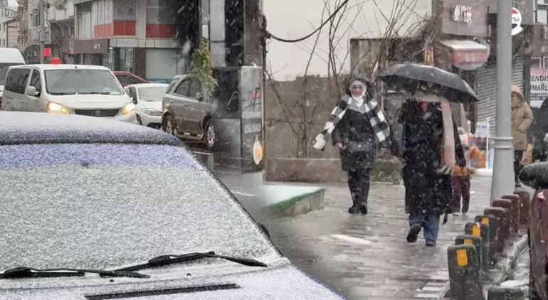 Son dakika... İstanbul'da beklenen kar yağışı başladı! Bu saatlere dikkat