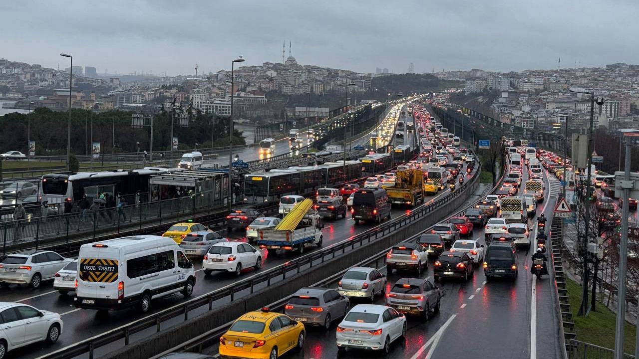 İstanbul'da trafik yoğunluğu yaşanıyor