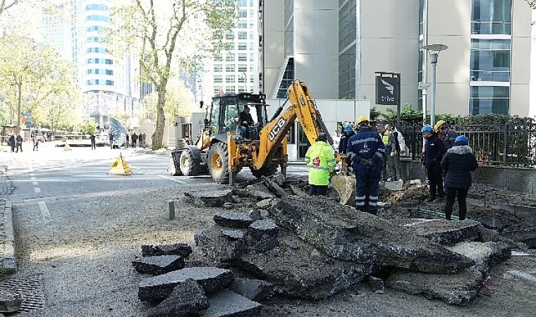 Sarıyer Maslak yol çökmesinde su ve doğalgaz hatları onarıldı, akış normale döndü  Kaynak Linki = https://www.manisamansetgazetesi.com/haber/sariyer-maslak-yol-cokmesinde-su-ve-dogalgaz-hatlari-onarildi-akis-normale-dondu-66