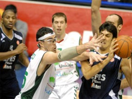 Efes, grup liderini devirdi